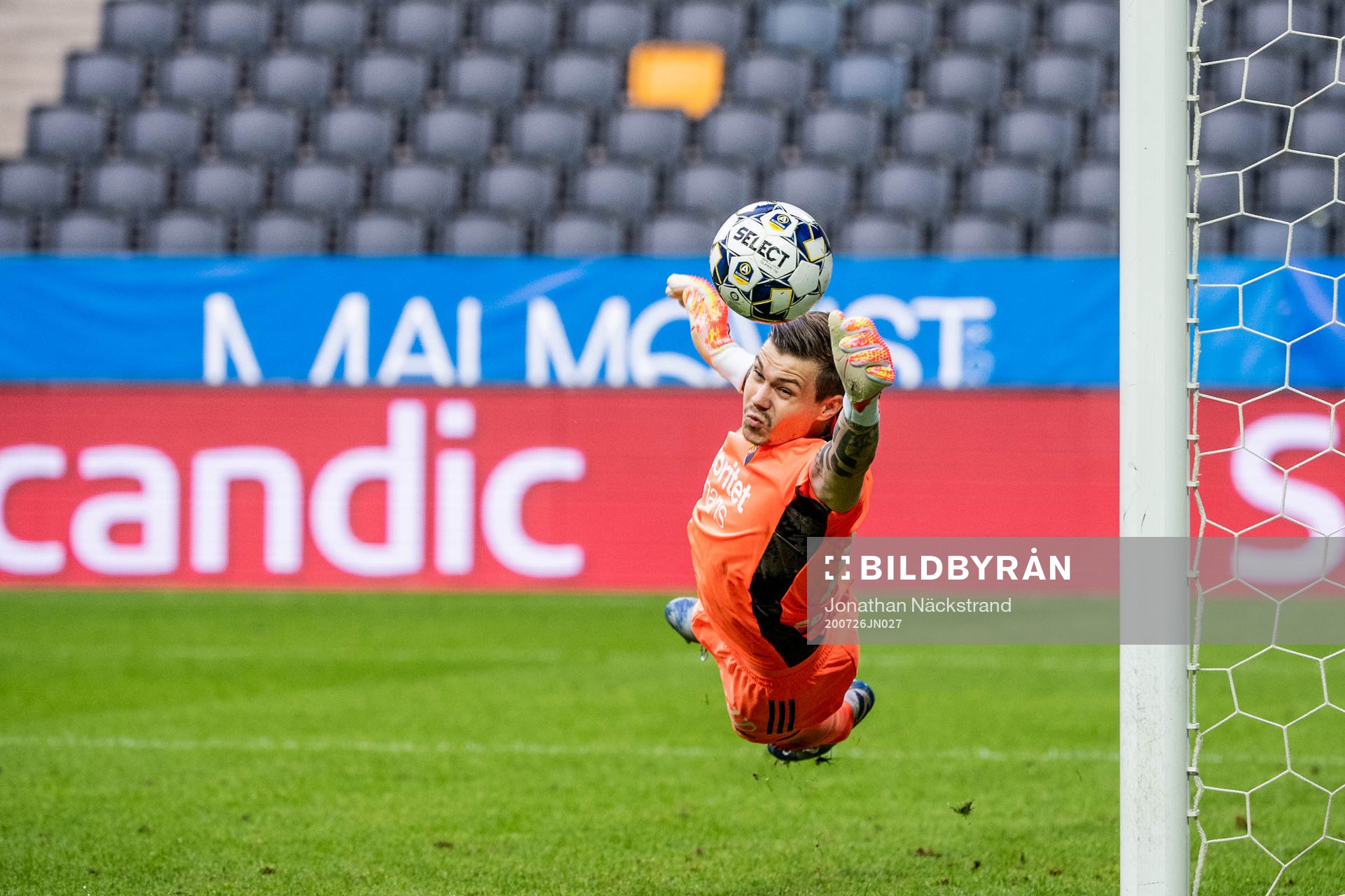 Djurgårdens målvakt Per Kristian Bråtveit räddar ett