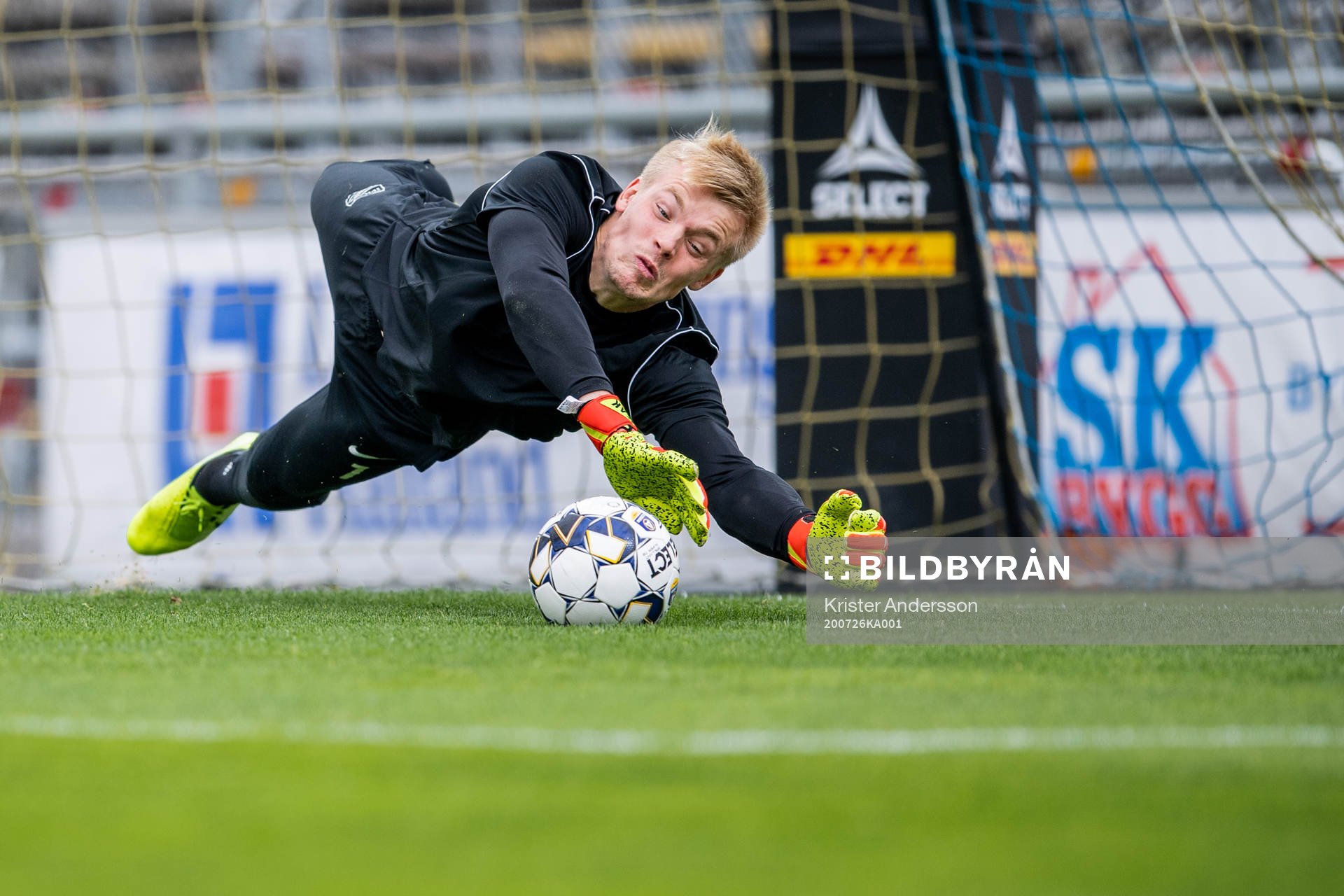 IFK Norrköpings målvakt Isak Pettersson värmer upp