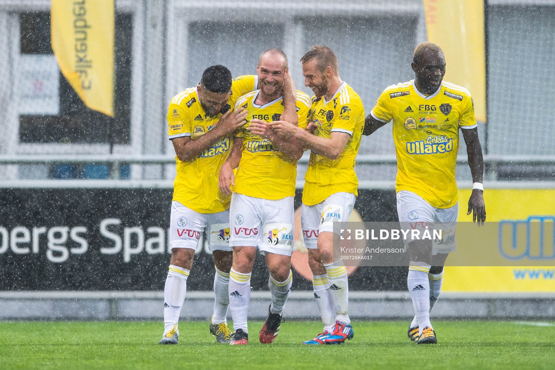 Falkenbergs Christoffer Carlsson jublar med lagkamrater