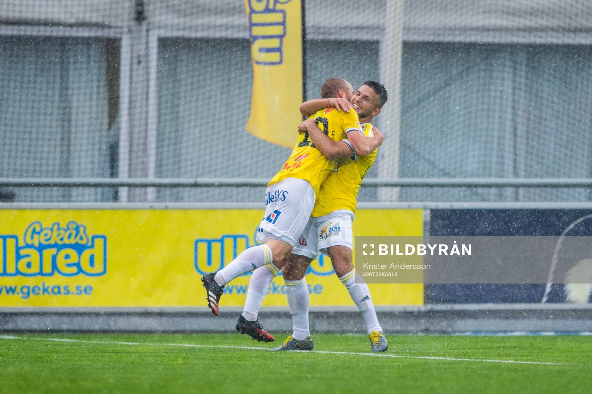 Falkenbergs Christoffer Carlsson jublar med Edi Sylisufaj