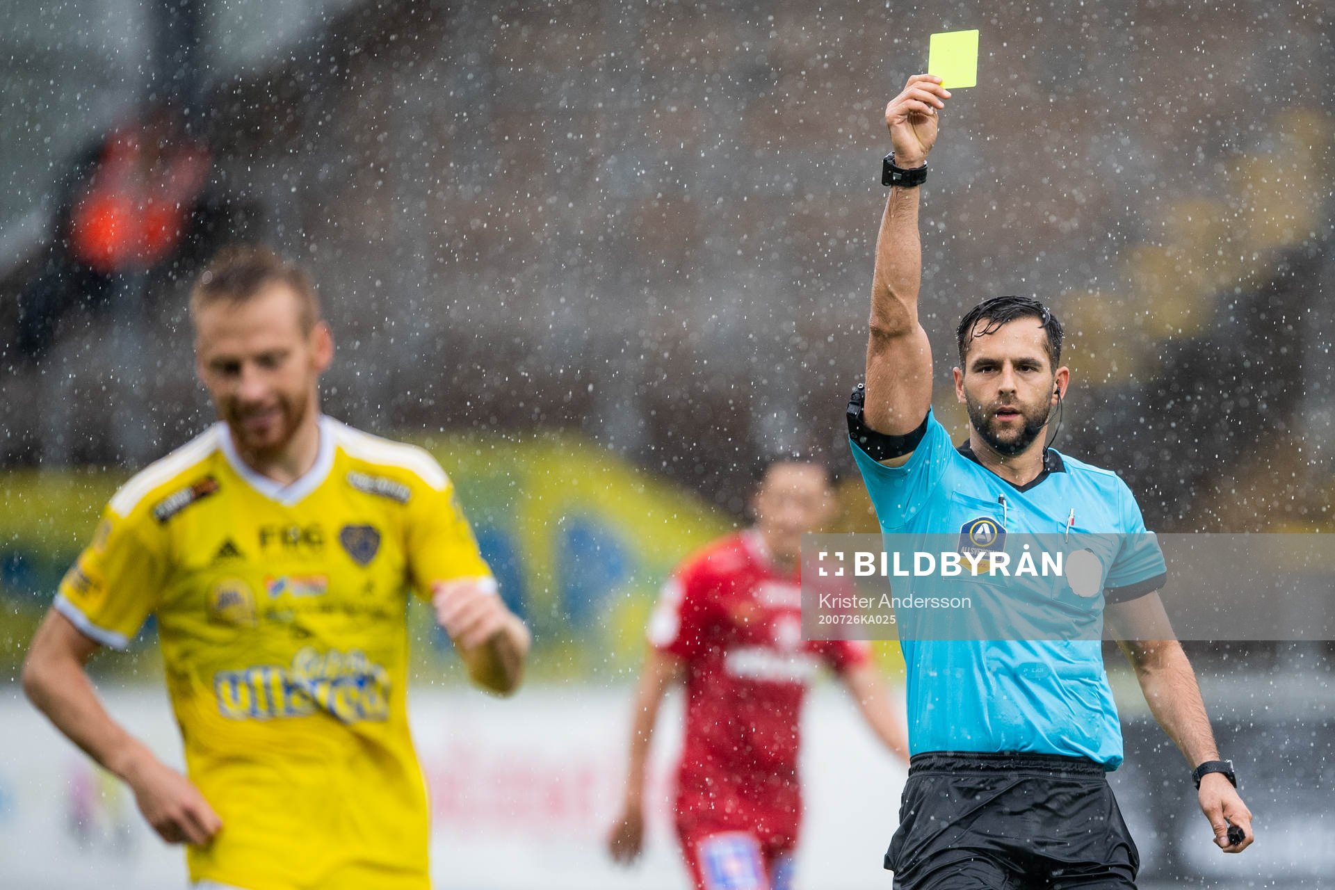 Falkenbergs Tobias Englund tilldelas ett gult kort av