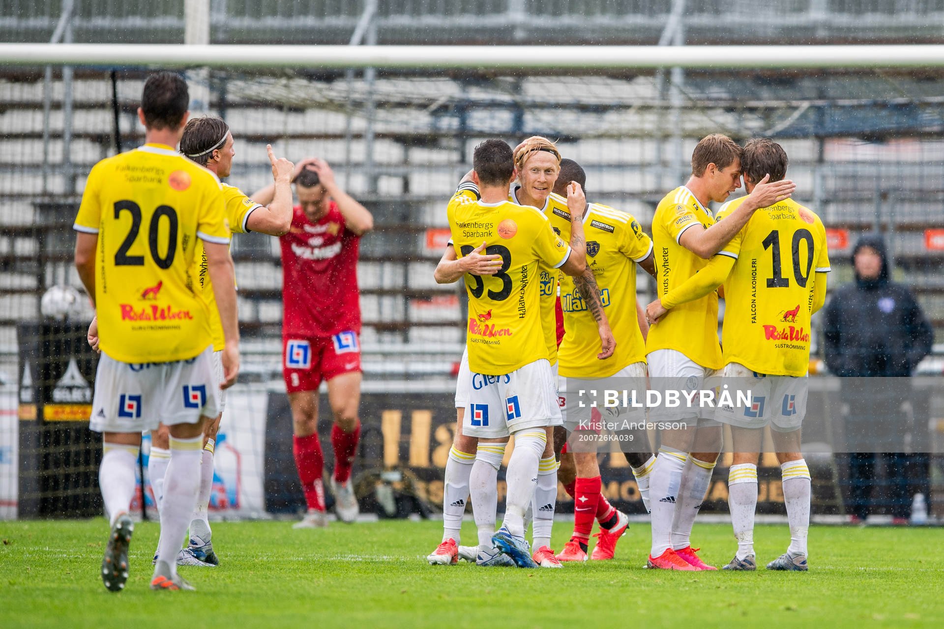 Falkenbergs Karl Söderström jublar med lagkamrater