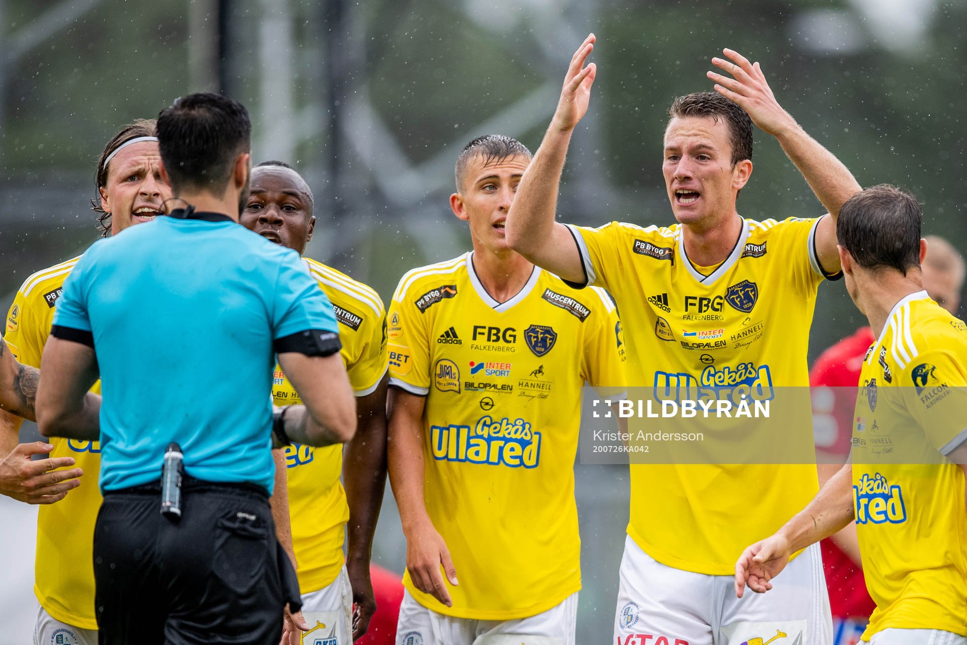 Falkenbergs spelare reagerar på domare Granit Maqedoncis