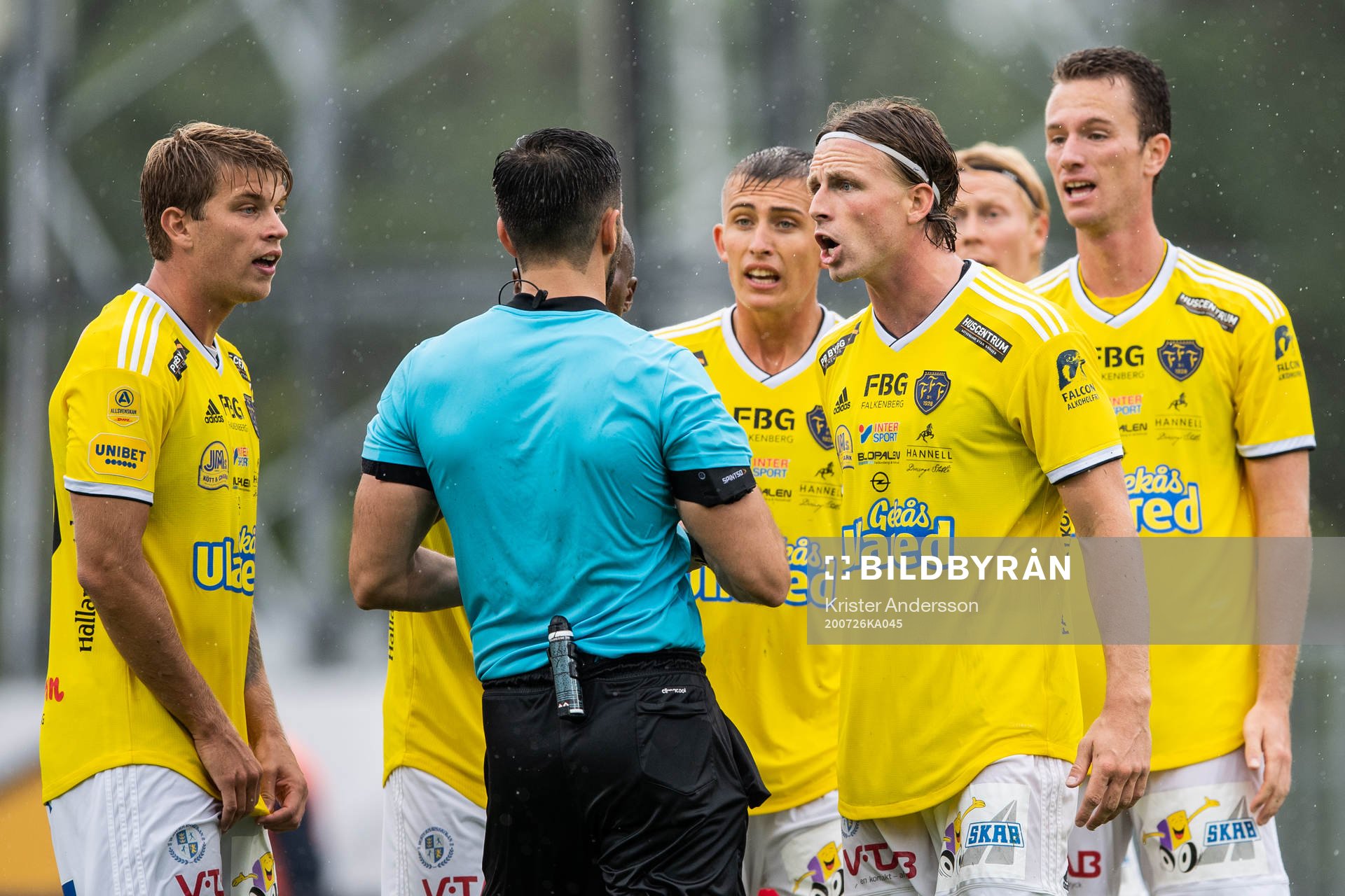 Falkenbergs Carl Johansson (h) diskuterar med domare Granit