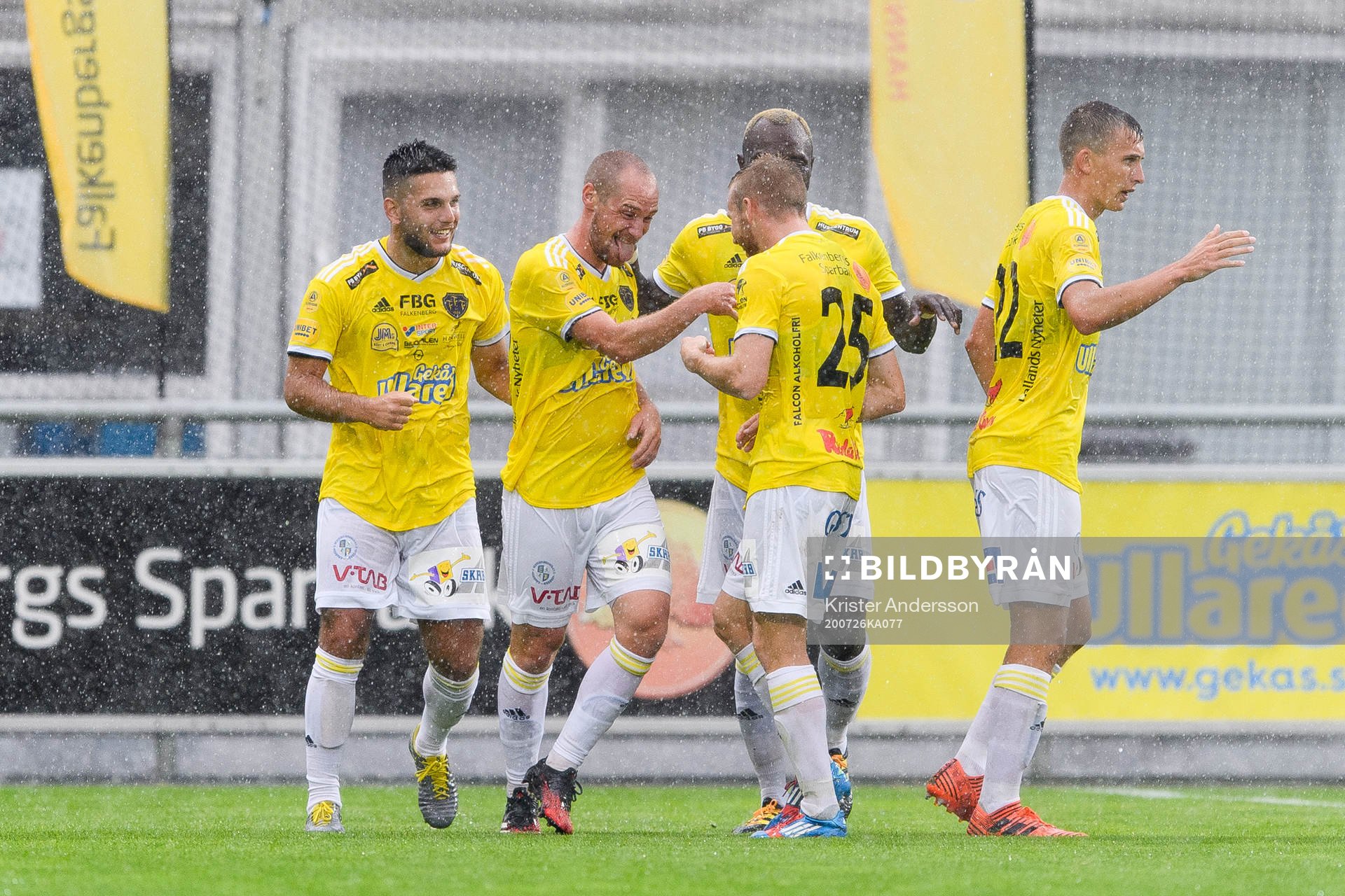 Falkenbergs Christoffer Carlsson jublar med lagkamrater