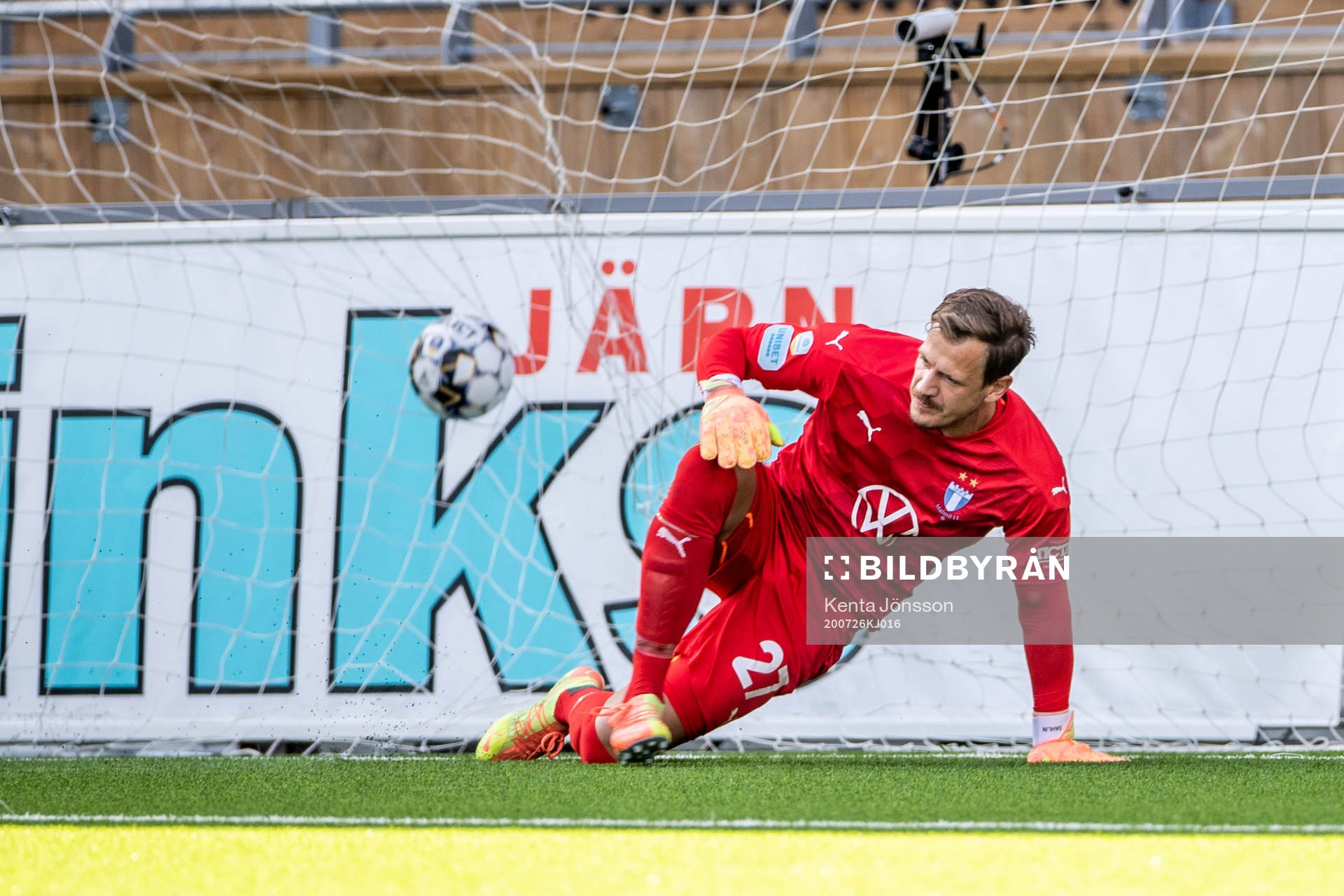 Malmö FFs målvakt Johan Dahlin deppar