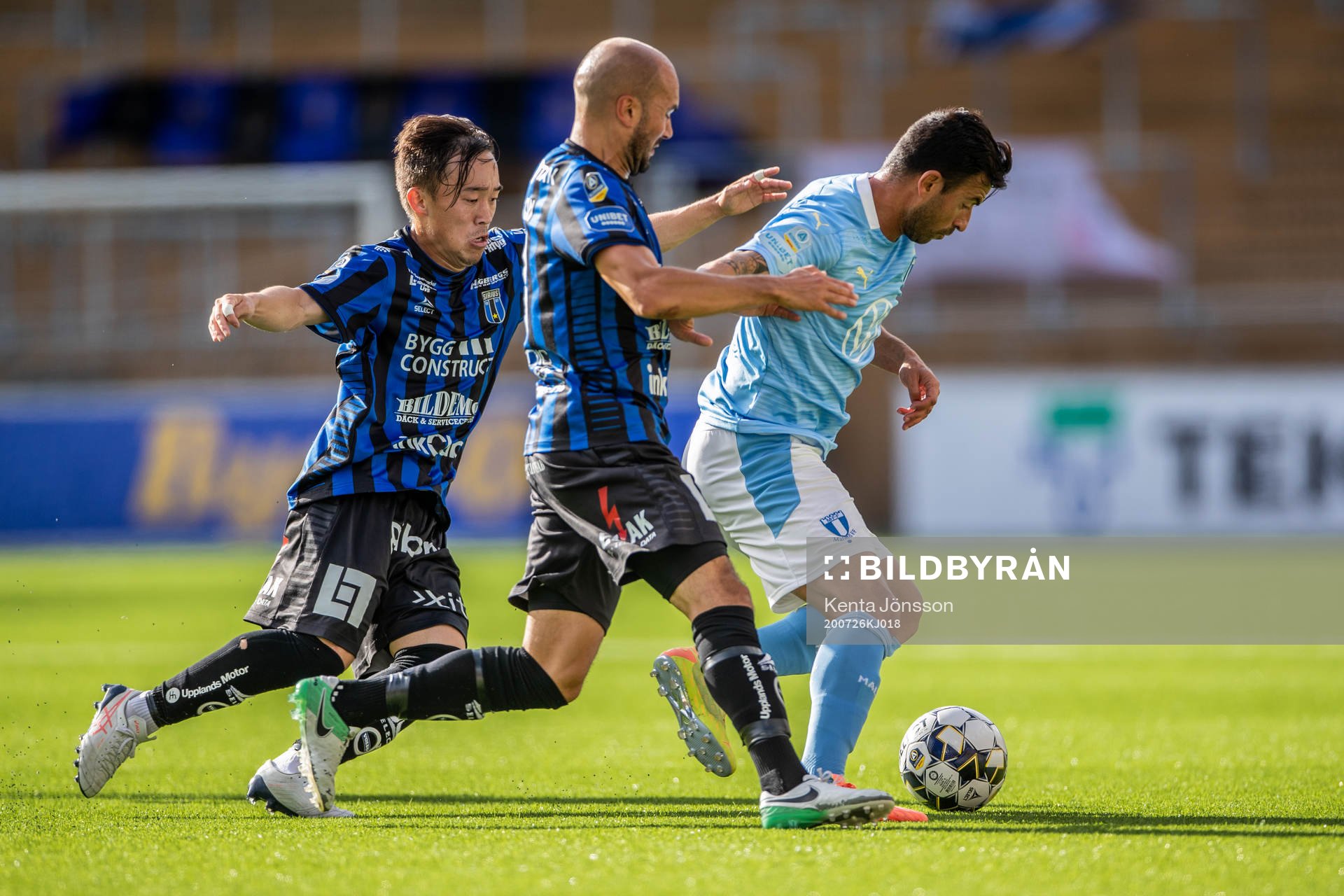 Sirius Yukiya Sugita och Karl Larson mot Malmö FFs Behrang