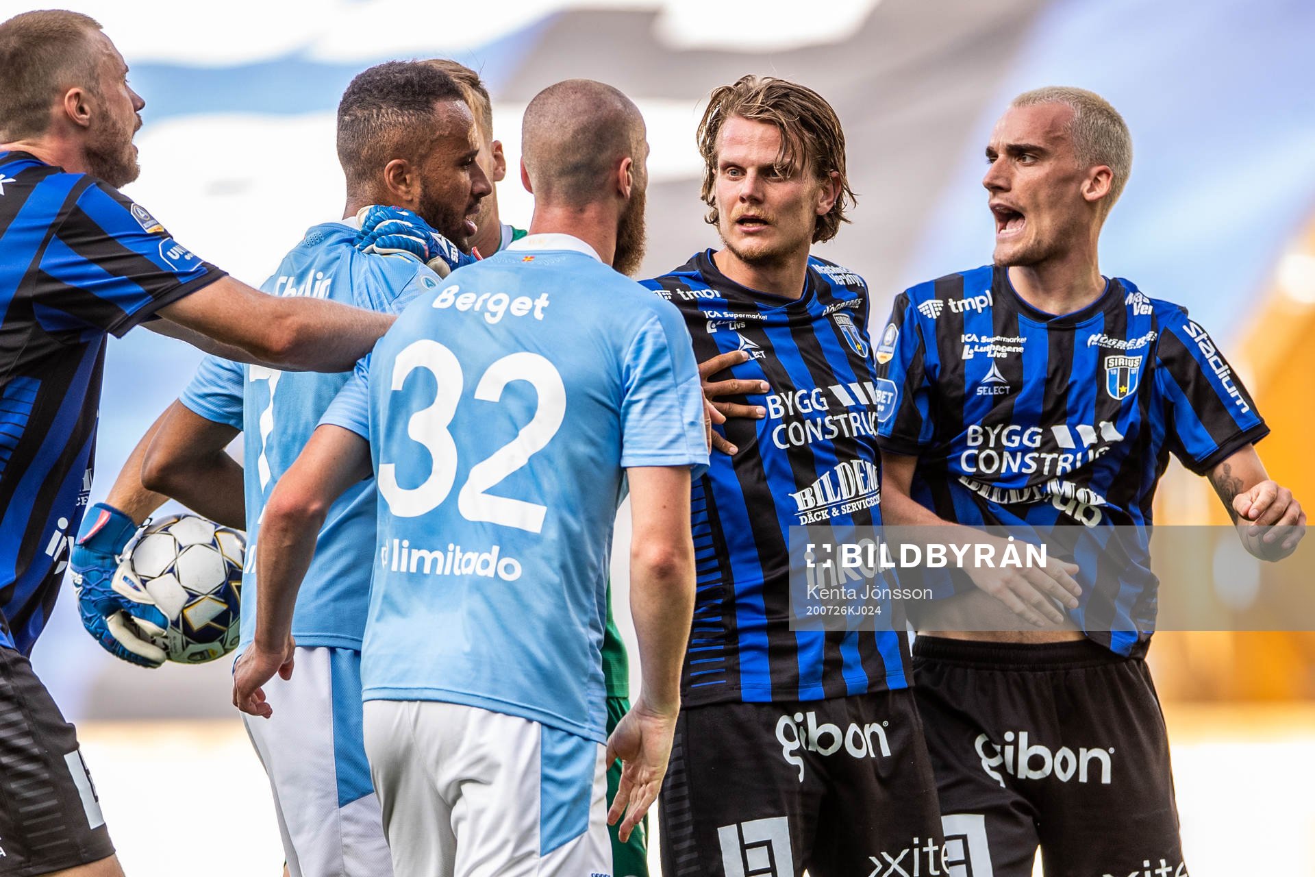 Malmö FFs Isaac Kiese Thelin i en diskussion med Sirius