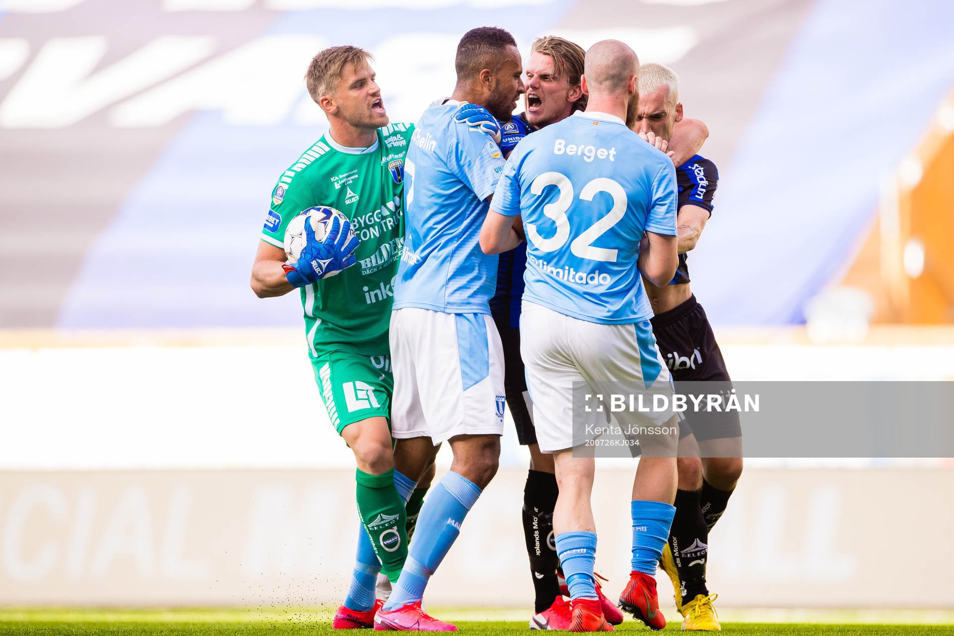 Malmö FFs Isaac Kiese Thelin i ett bråk med Sirius Adam