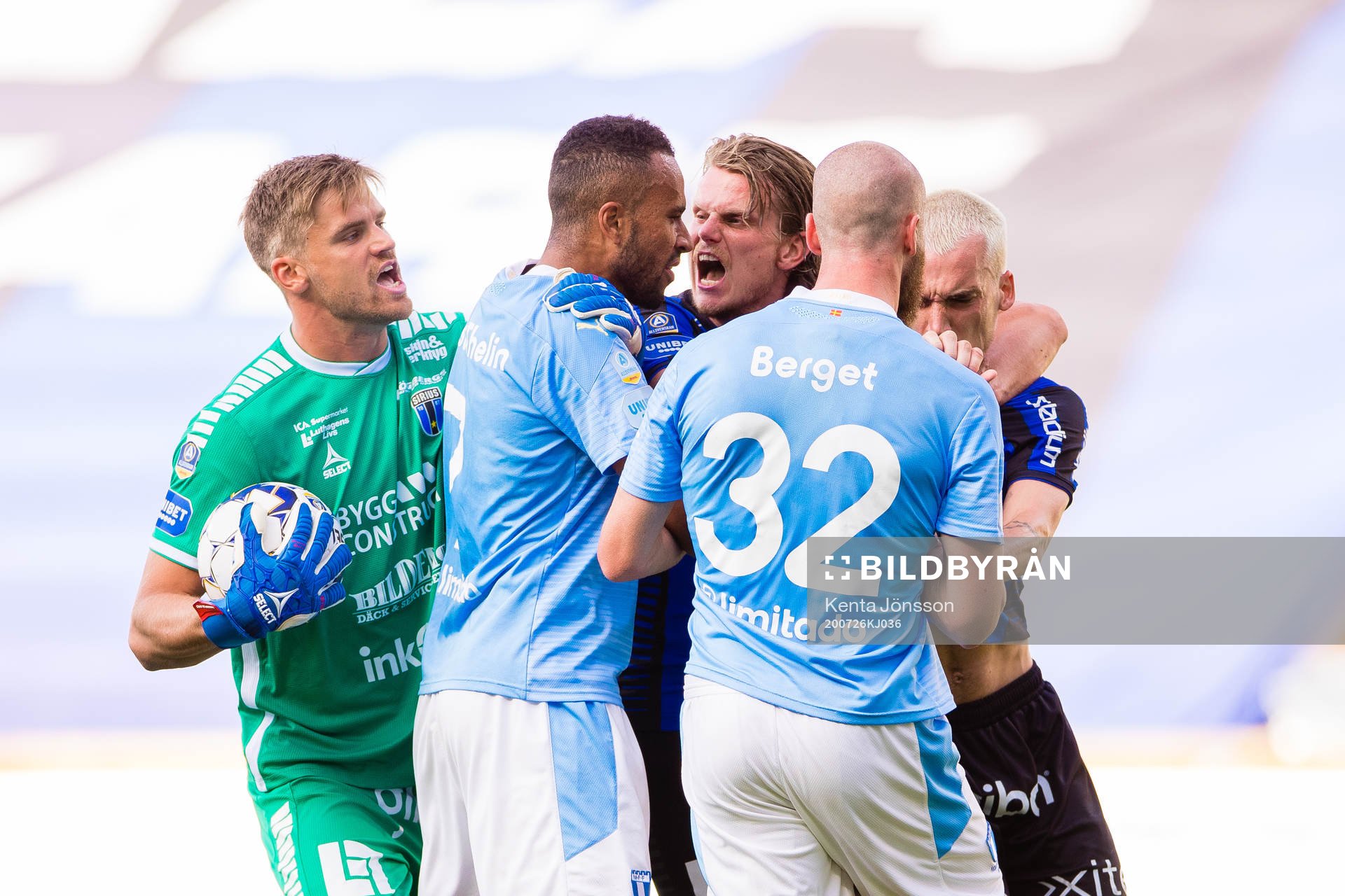 Malmö FFs Isaac Kiese Thelin i ett bråk med Sirius Adam