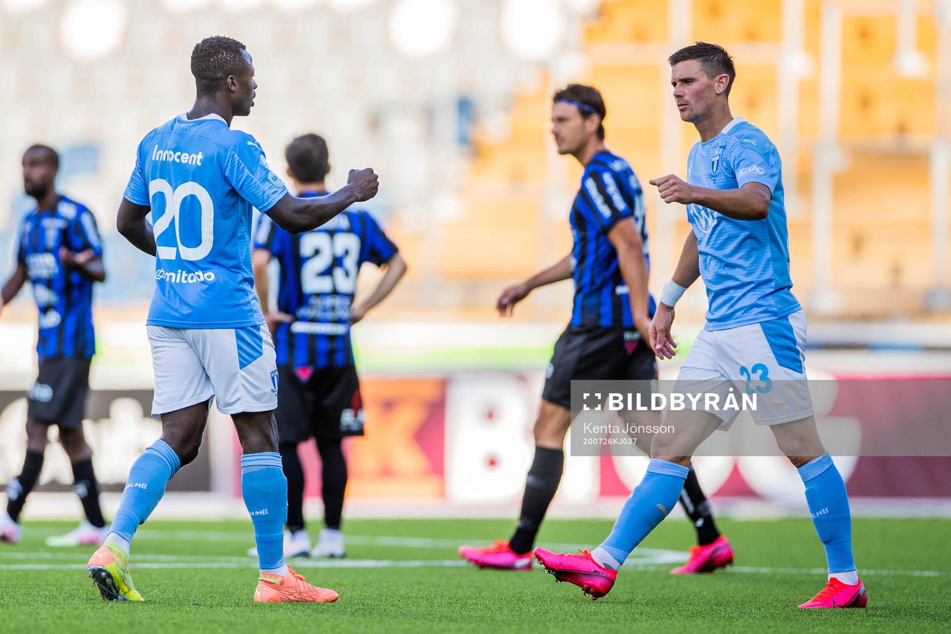 Malmö FFs Bonke Innocent och Marcus Antonsson jublar efter 1-1 under fotbollsmatchen i Allsvenskan mellan Sirius och Malmö FF den 26 juli 2020 i Uppsala.