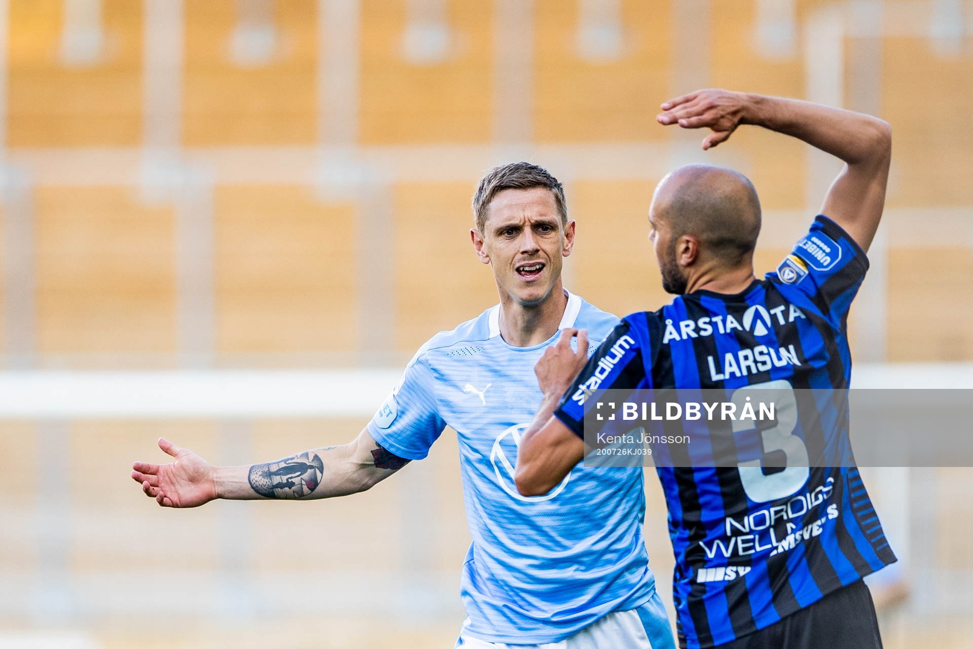 Malmö FFs Sören Rieks och Sirius Karl Larson i en diskussion under fotbollsmatchen i Allsvenskan mellan Sirius och Malmö FF den 26 juli 2020 i Uppsala.