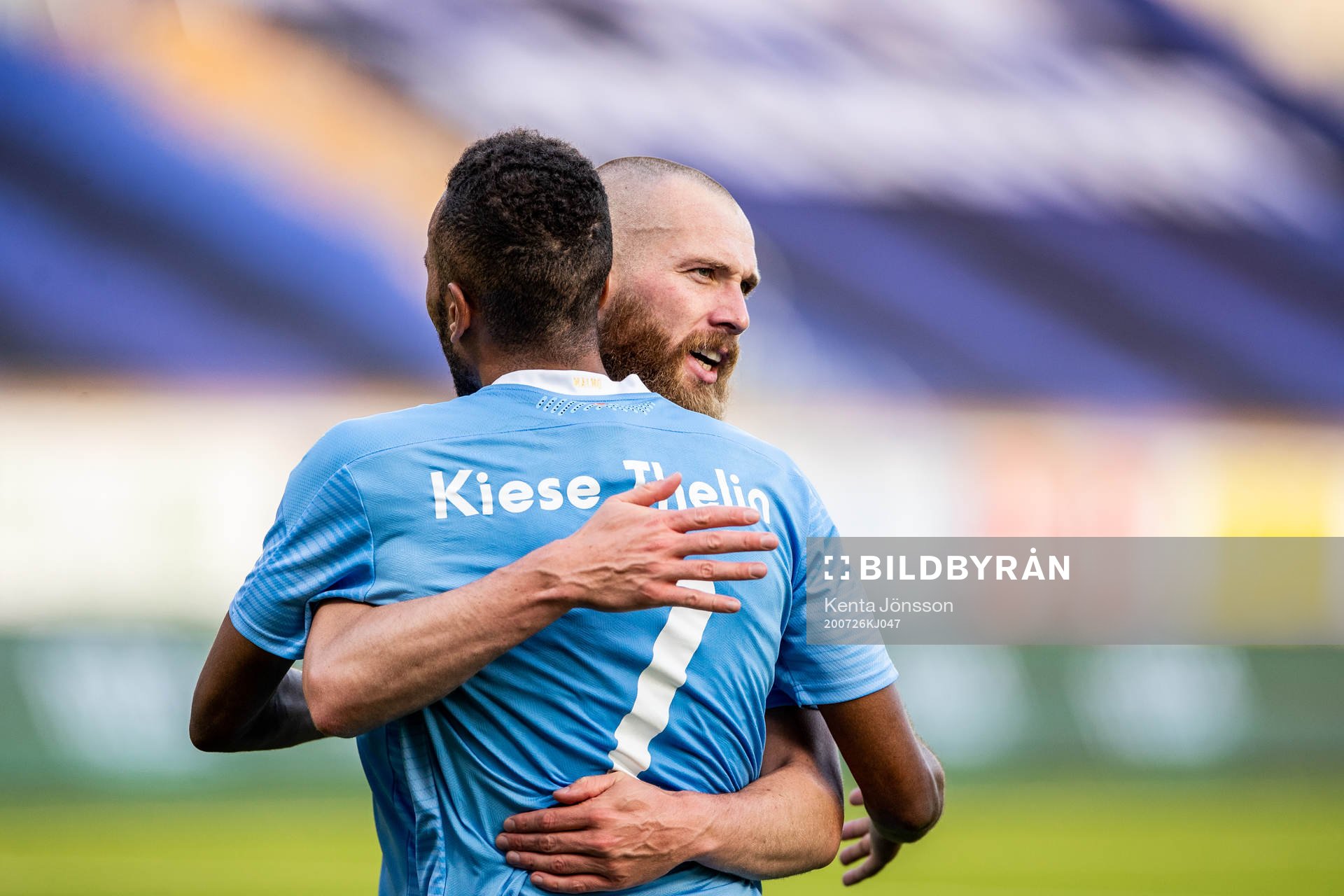 Malmö FFs Jo Inge Berget jublar med Isaac Kiese Thelin