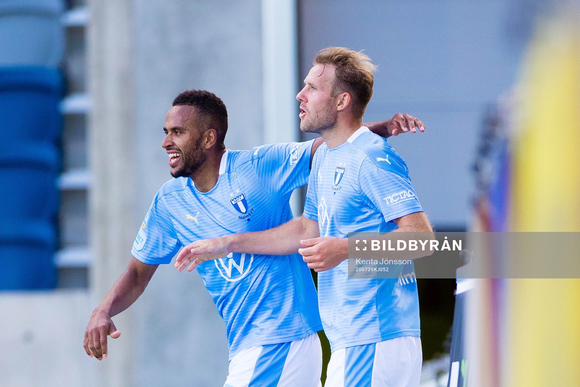 Malmö FFs Isaac Kiese Thelin jublar med Ola Toivonen