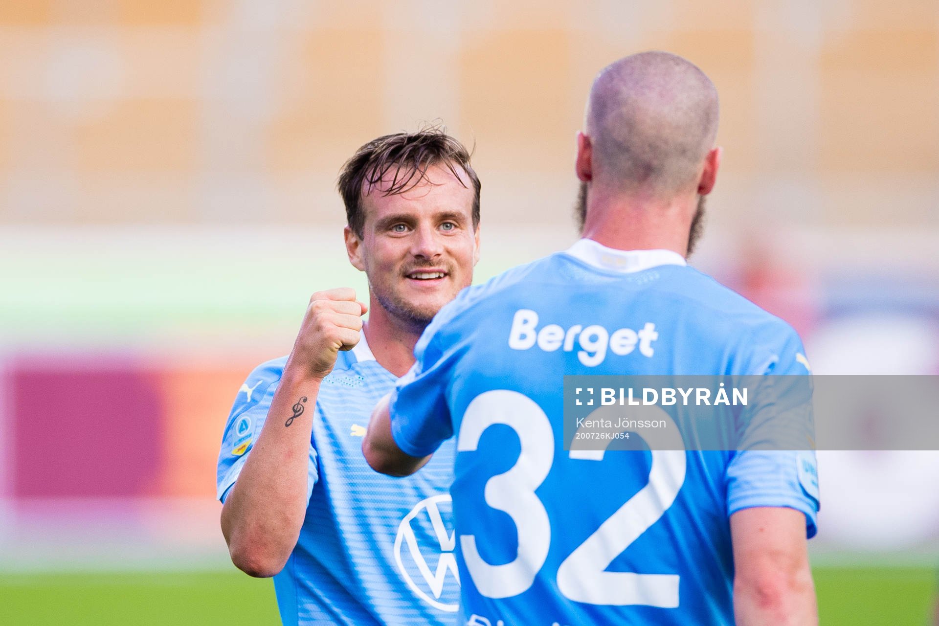 Malmö FFs Eric Larsson jublar med Jo Inge Berget