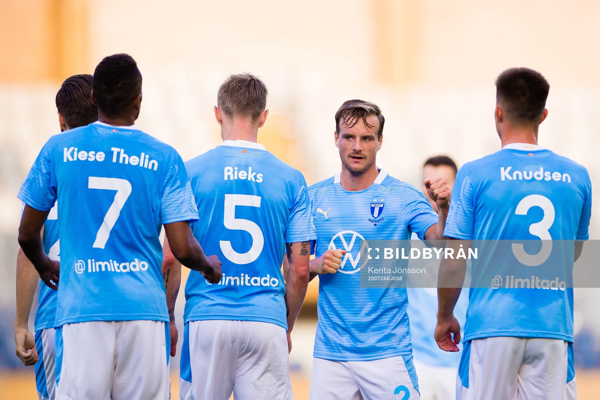 Malmö FFs Eric Larsson jublar med Isaac Kiese Thelin,