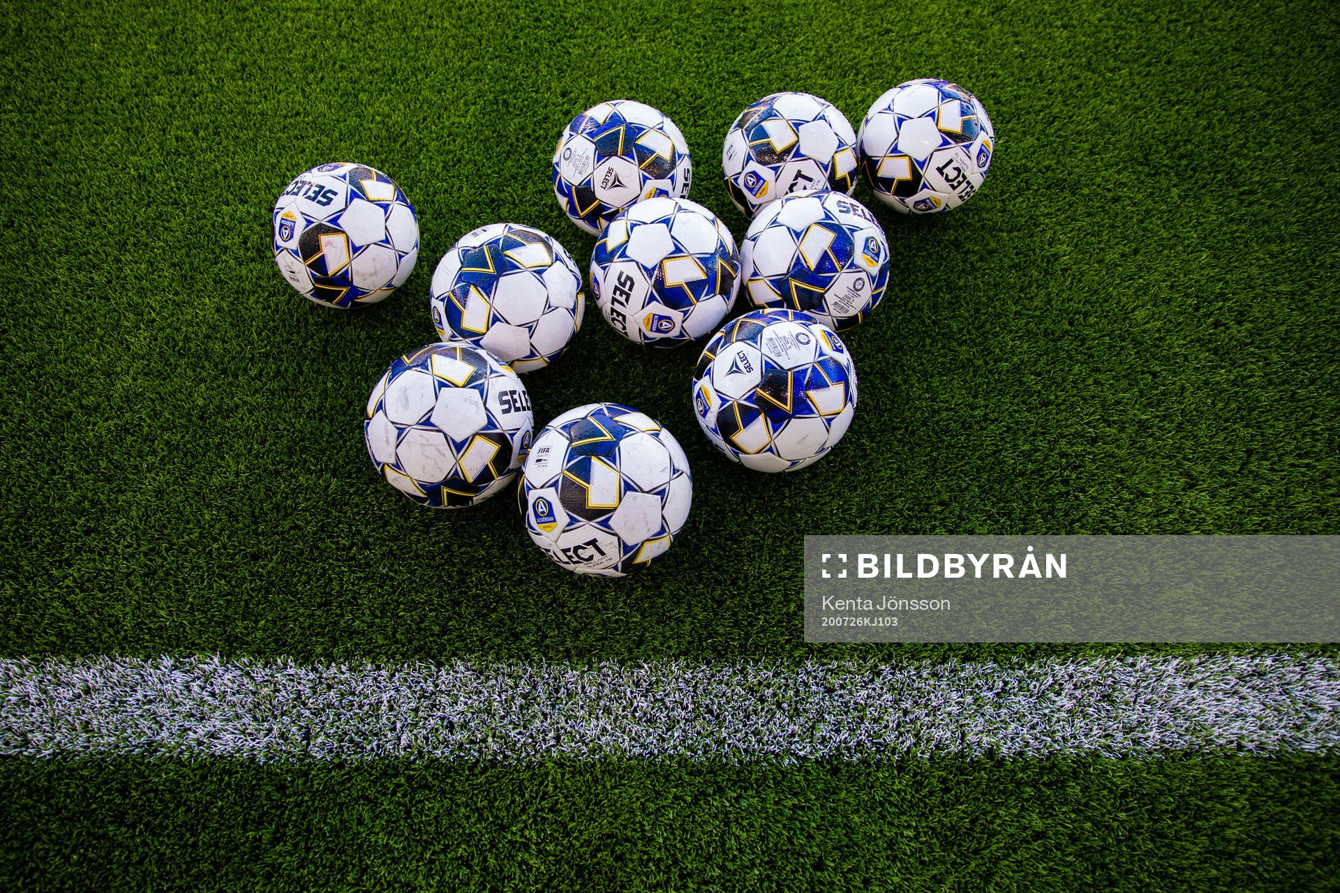Fotbollar på konstgräset på Studenternas IP