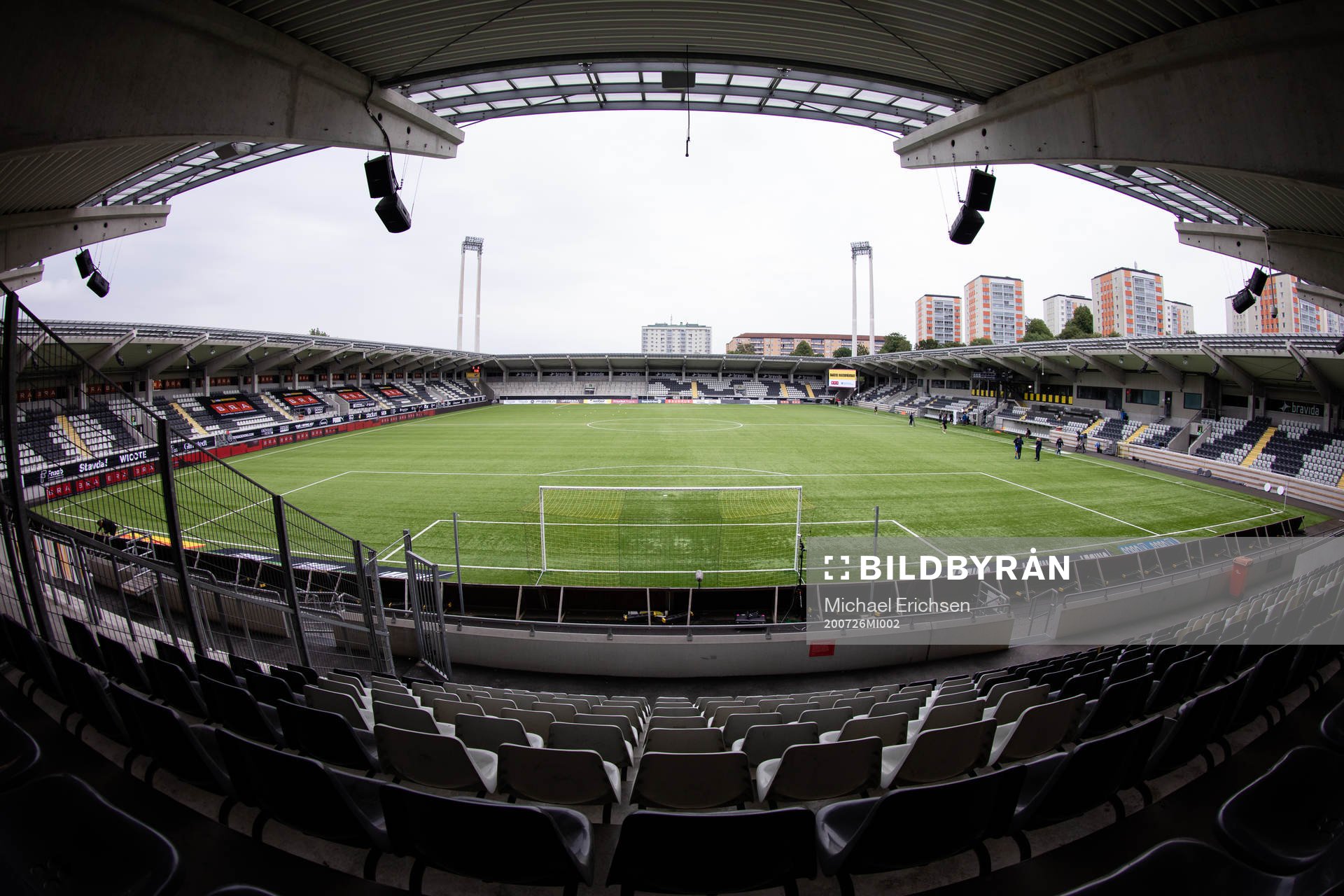 Tomma läktare på Bravida Arena innan fotbollsmatchen i
