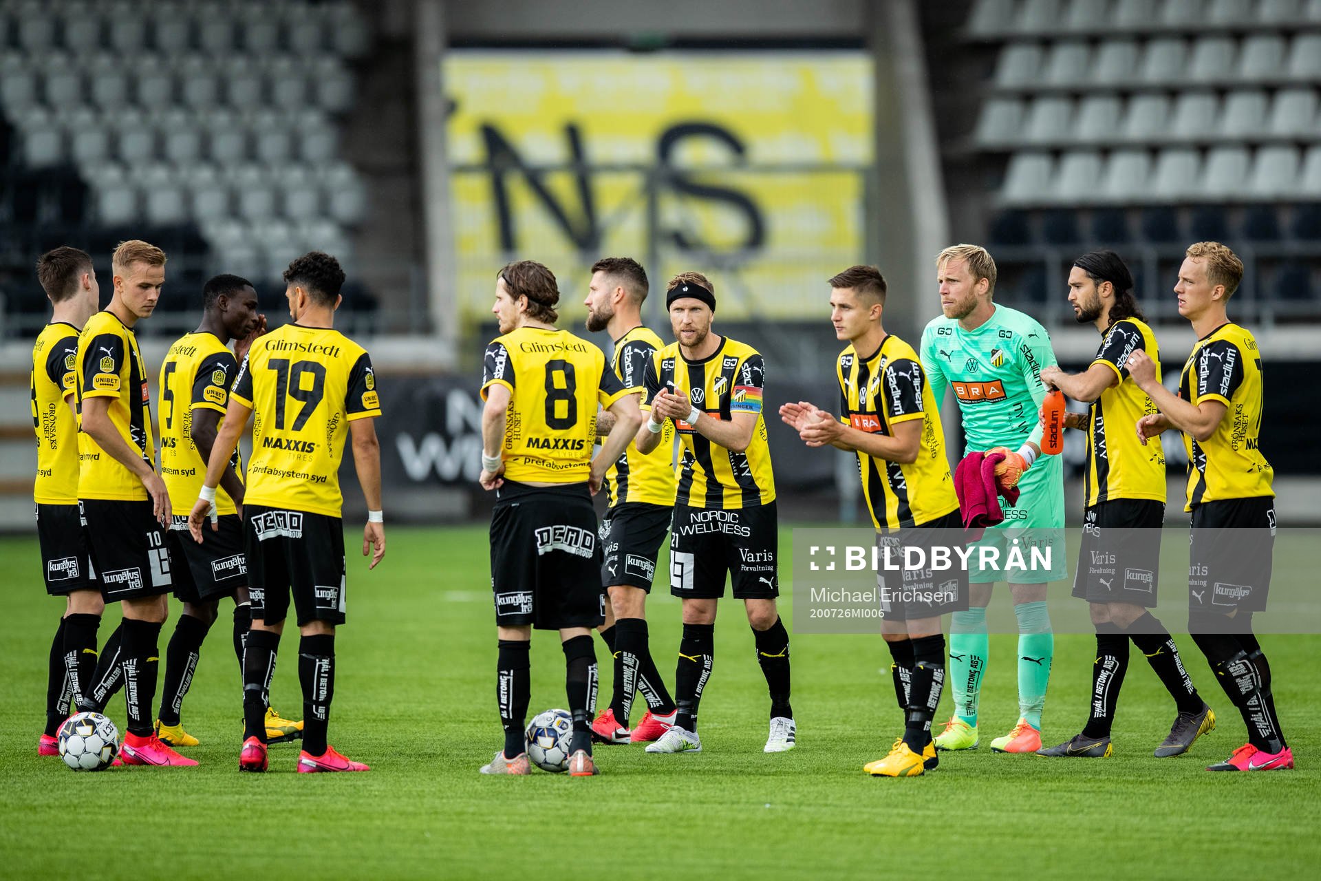 Häckens spelare samlas innan fotbollsmatchen i Allsvenskan