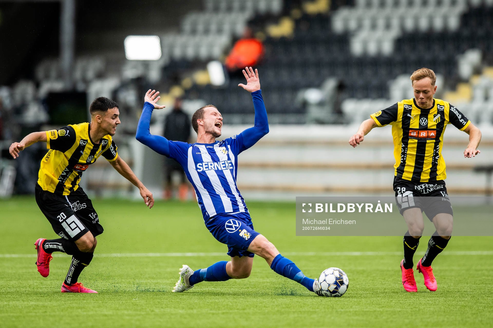 Häckens Ali Youssef och Adam Andersson mot IFK Göteborgs Jakob Johansson under fotbollsmatchen i Allsvenskan mellan Häcken och IFK Göteborg den 26 juli 2020 i Göteborg.