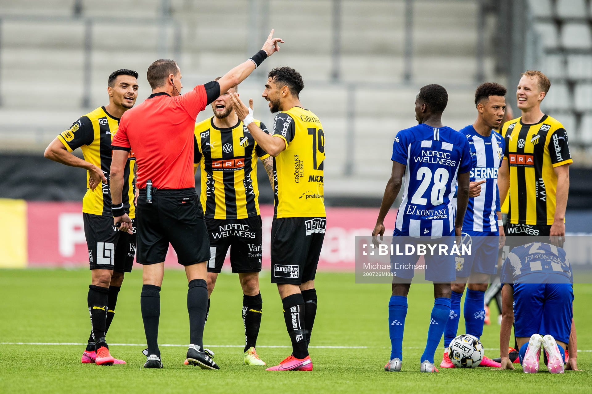 Häckens Alexander Faltsetas visas ut av Domare Andreas Ekberg under fotbollsmatchen i Allsvenskan mellan Häcken och IFK Göteborg den 26 juli 2020 i Göteborg.