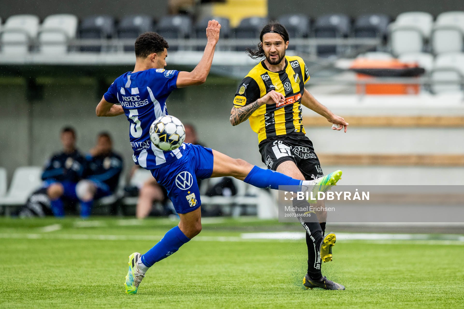 IFK Göteborgs Alexander Jallow och Häckens Leonard Zuta