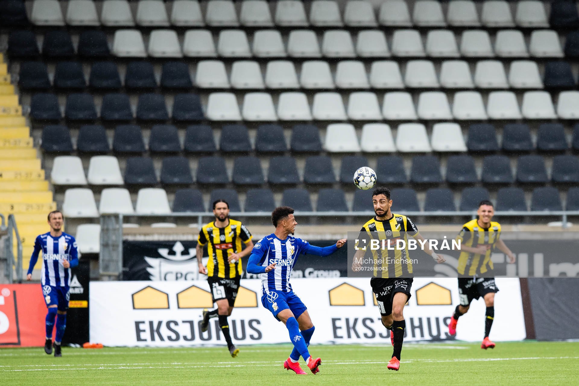 IFK Göteborgs Tobias Sana och Häckens Daleho Irandust med
