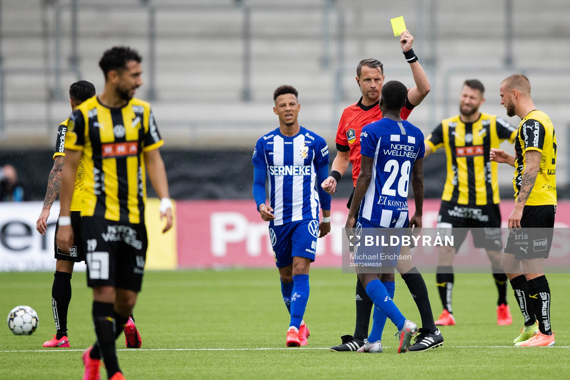 IFK Göteborgs Alhassan Yusuf Abdullahi får ett gult kort