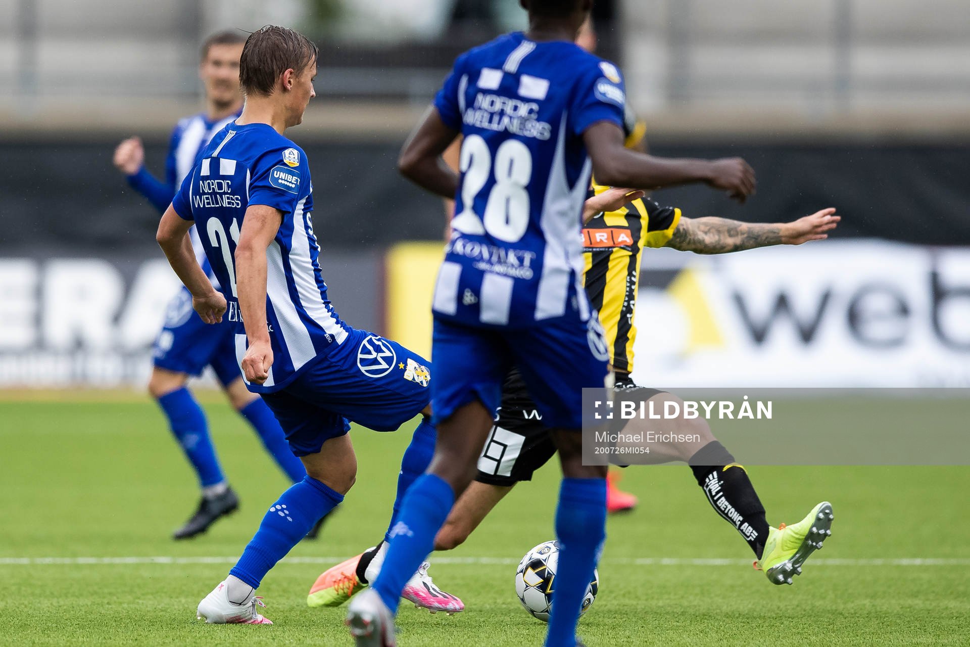 Häckens Alexander Faltsetas försöker bryta en passning
