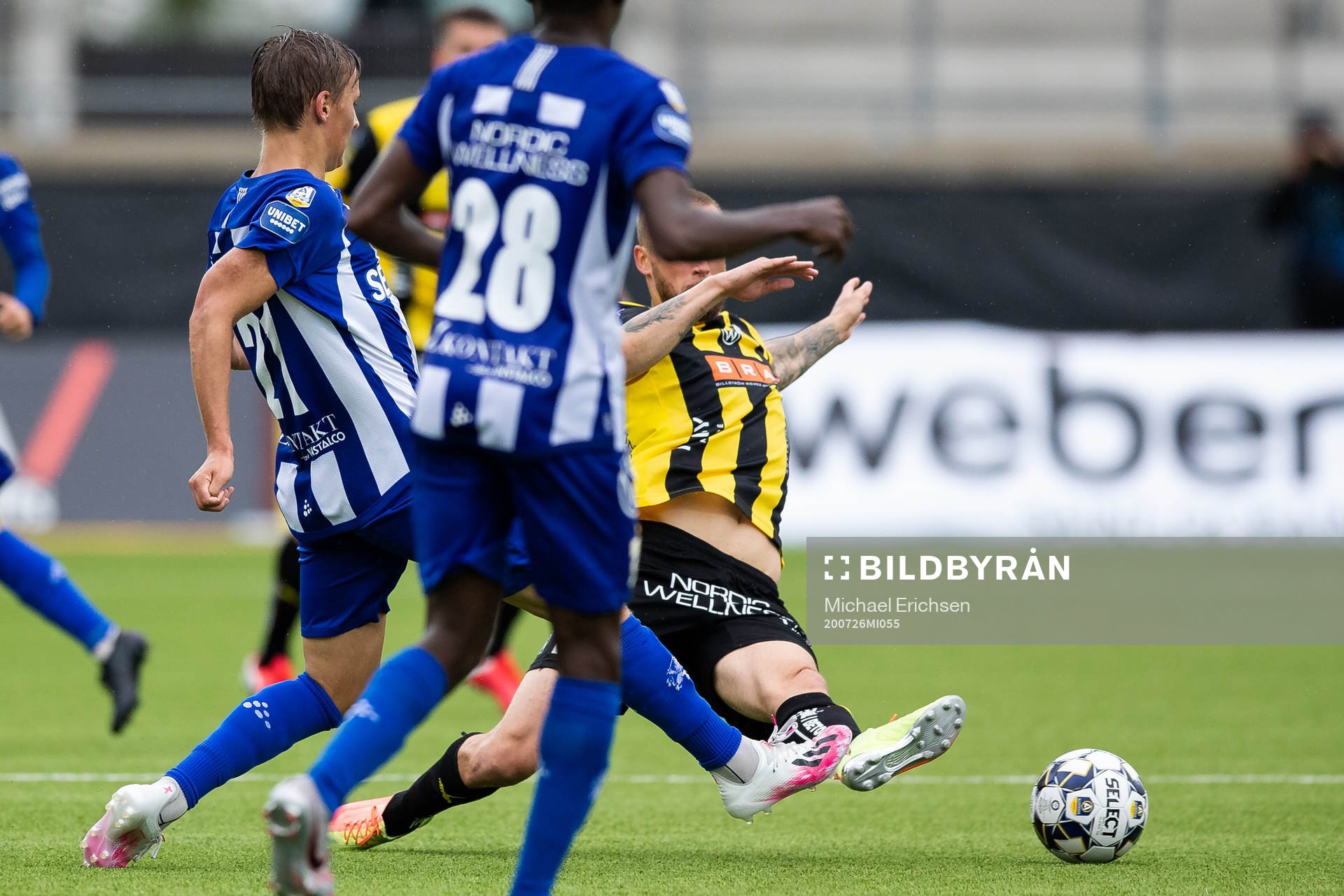 Häckens Alexander Faltsetas försöker bryta en passning