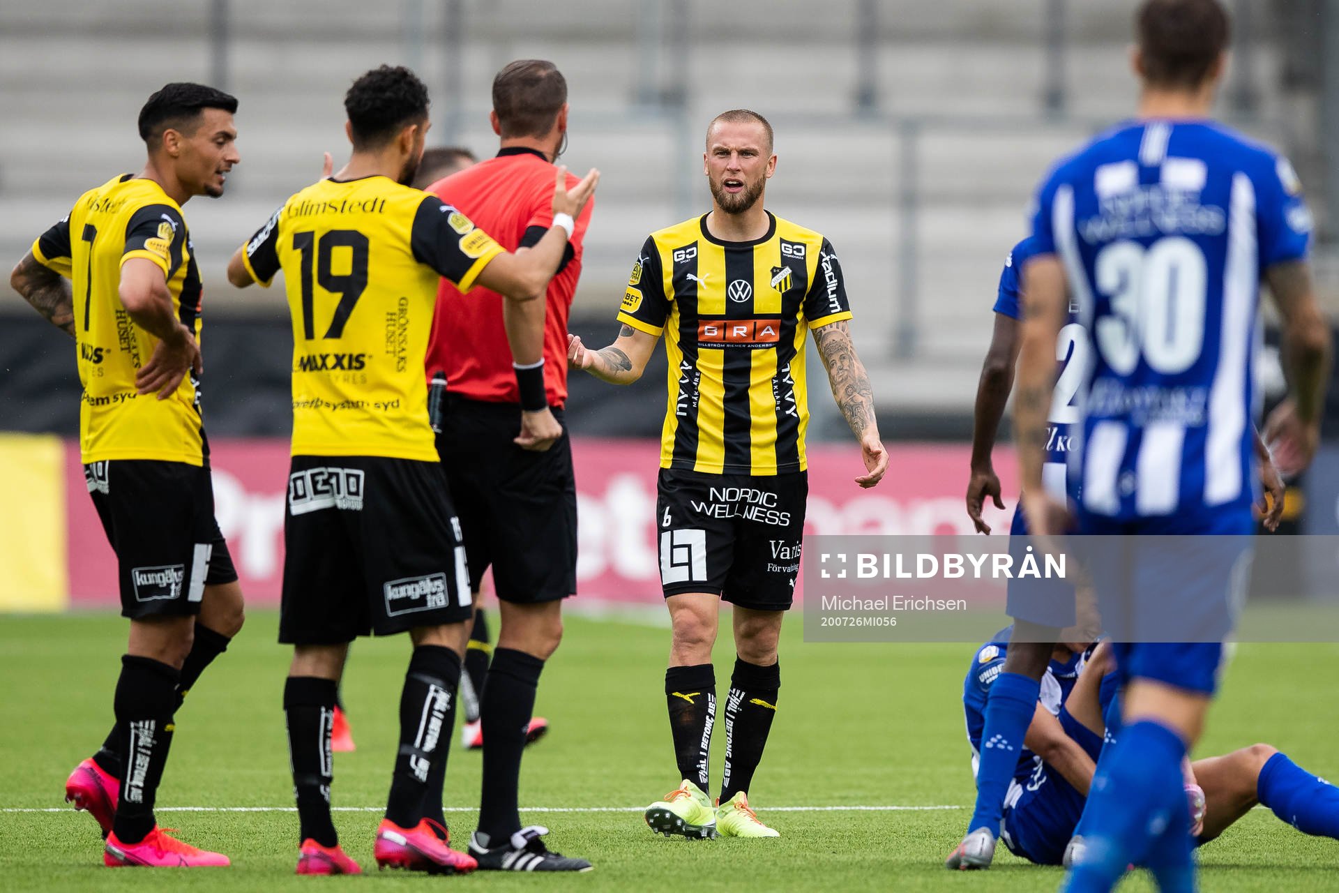 Häckens Alexander Faltsetas får rött kort av domare Andreas Ekberg under fotbollsmatchen i Allsvenskan mellan Häcken och IFK Göteborg den 26 juli 2020 i Göteborg.