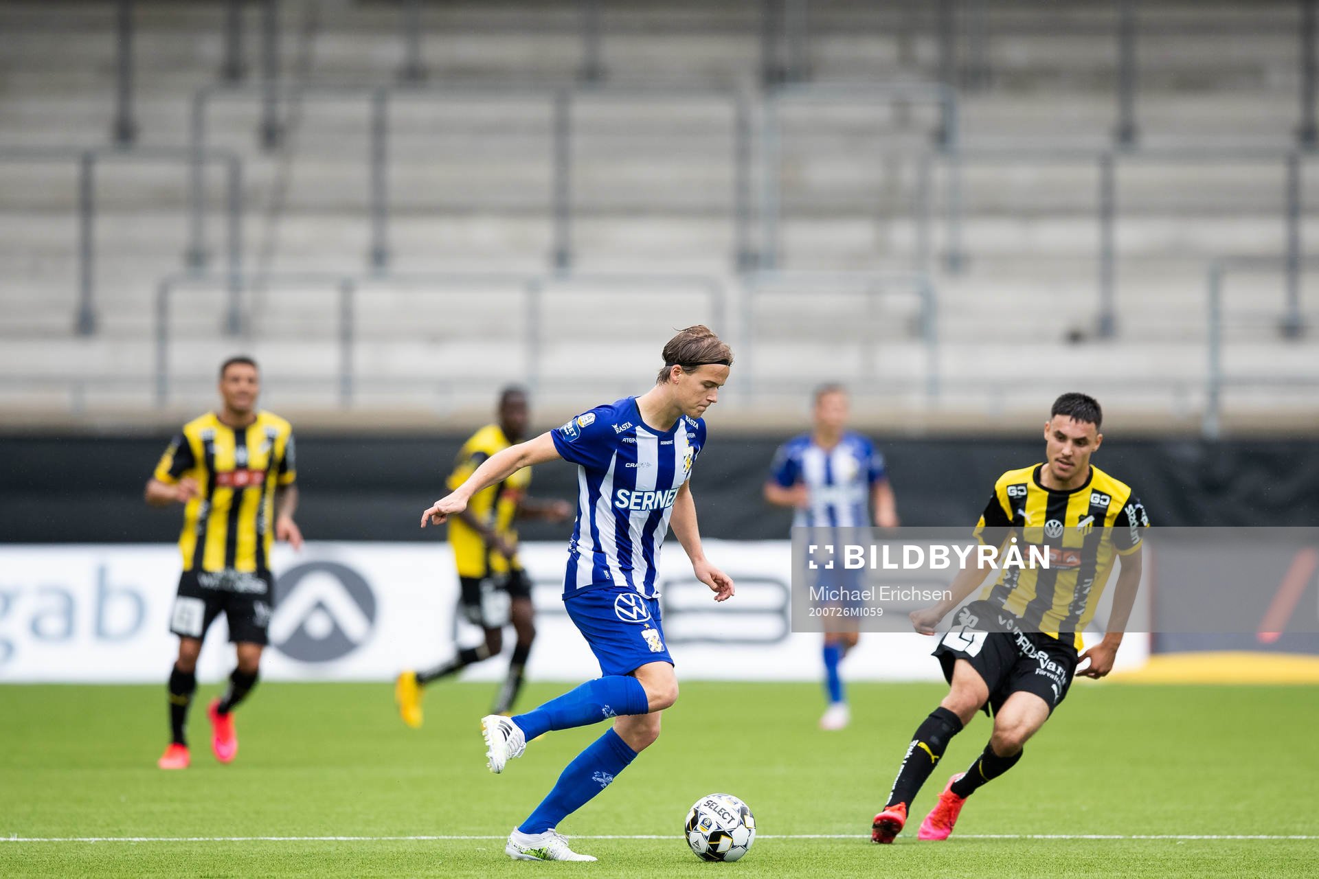 IFK Göteborgs August Erlingmark med tomma läktare i bakgrunden under fotbollsmatchen i Allsvenskan mellan Häcken och IFK Göteborg den 26 juli 2020 i Göteborg.