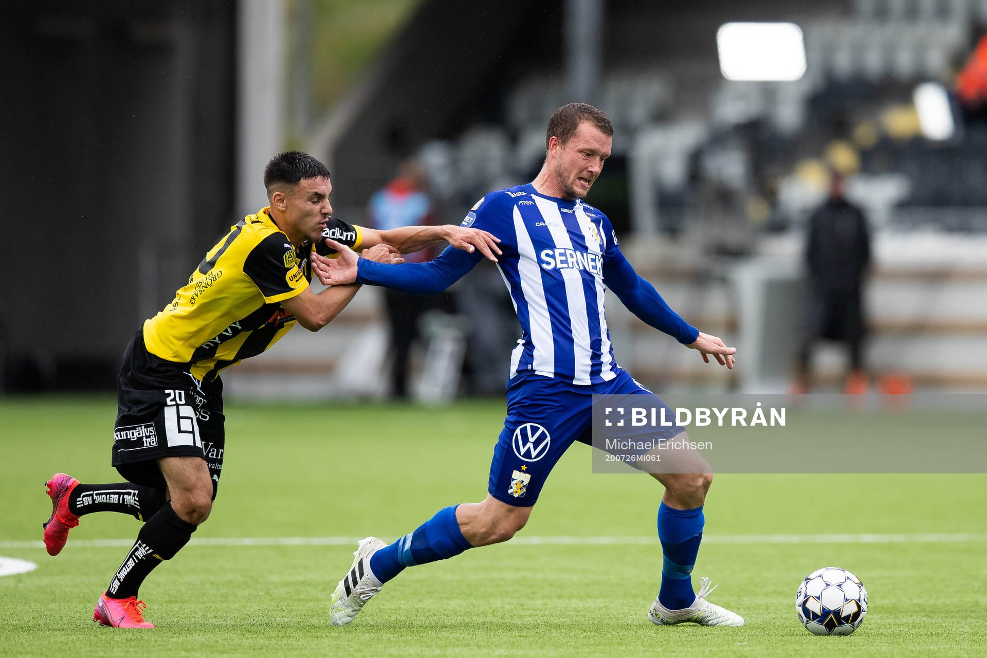 Häckens Ali Youssef och IFK Göteborgs Jakob Johansson under fotbollsmatchen i Allsvenskan mellan Häcken och IFK Göteborg den 26 juli 2020 i Göteborg.