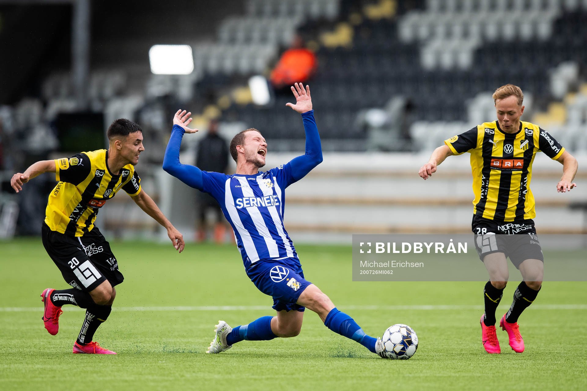 Häckens Ali Youssef och IFK Göteborgs Jakob Johansson under fotbollsmatchen i Allsvenskan mellan Häcken och IFK Göteborg den 26 juli 2020 i Göteborg.