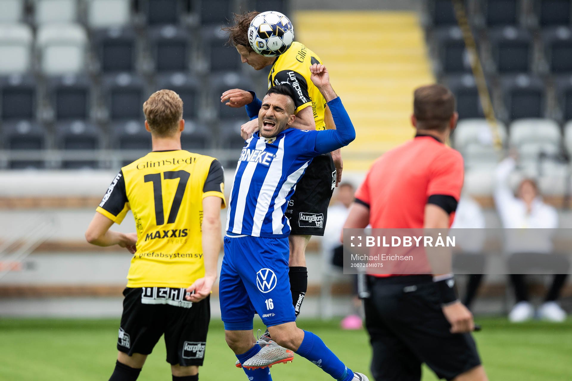 Häckens Erik Friberg vinner en nickduell mot IFK