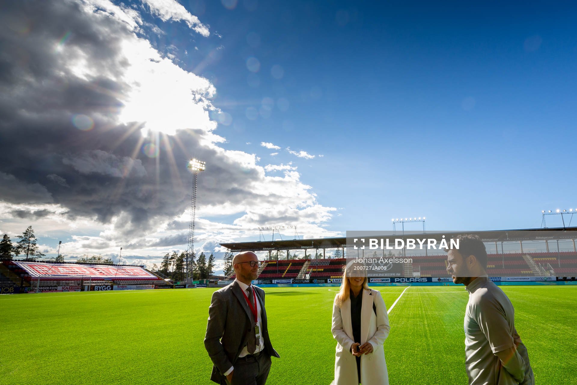 Östersunds assisterande tränare Amir Azrafshan i samtal med dplays Irma Helin och Petter Barling inför fotbollsmatchen i Allsvenskan mellan Östersund och Helsingborg den 27 juli 2020 i Östersund.
