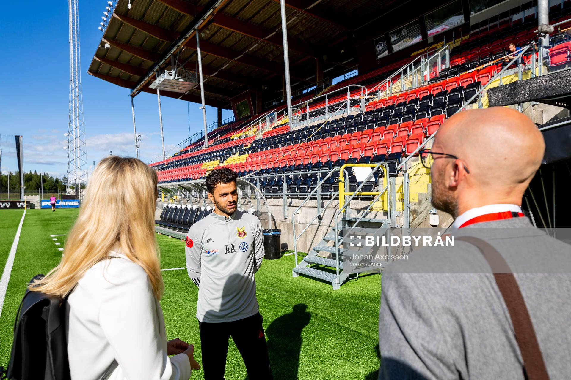 Östersunds assisterande tränare Amir Azrafshan i samtal