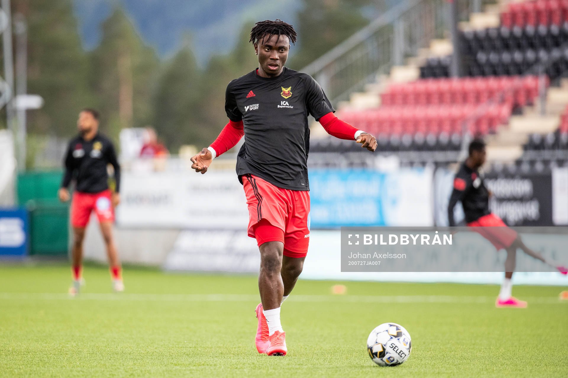 Östersunds Jordan Attah Kadiri  värmer upp unför