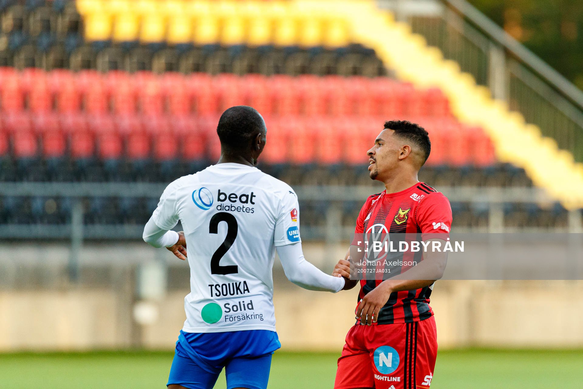 Helsingborgs Ravy Tsouka Dozi tackar Östersunds Marco Weymans tackar varandra efter matchen fotbollsmatchen i Allsvenskan mellan Östersund och Helsingborg den 27 juli 2020 i Östersund.
