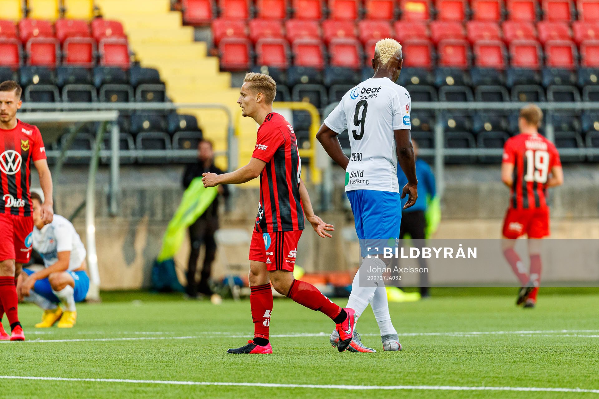 Östersunds Henrik Bellman och Helsingborgs Alhaji Gero