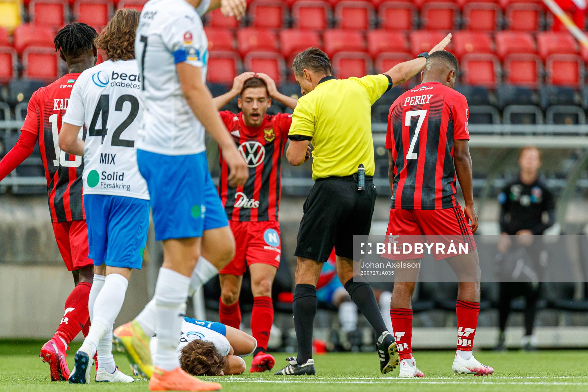 Helsingborgs Brandur Hendriksson har ont under fotbollsmatchen i Allsvenskan mellan Östersund och Helsingborg den 27 juli 2020 i Östersund.