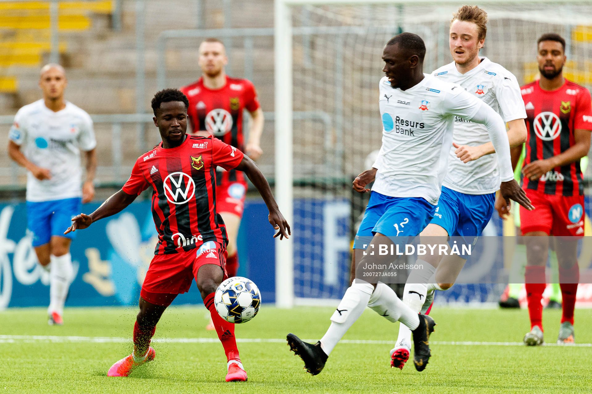 Östersunds Frank Arhin i kamp med Helsingborgs Ravy Tsouka Dozi under fotbollsmatchen i Allsvenskan mellan Östersund och Helsingborg den 27 juli 2020 i Östersund.