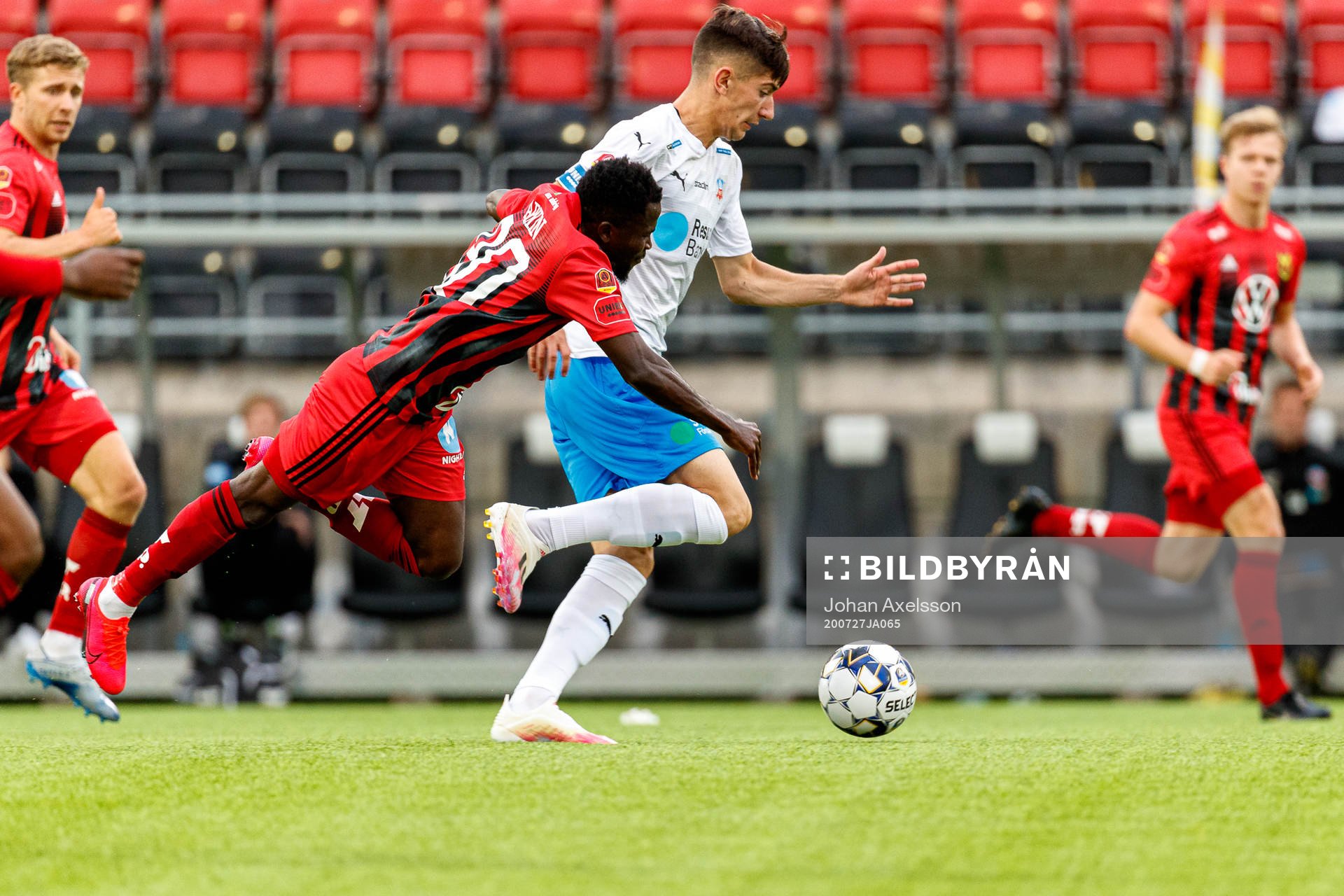 Östersunds Frank Arhin i kamp med Helsingborgs Armin Gigovic under fotbollsmatchen i Allsvenskan mellan Östersund och Helsingborg den 27 juli 2020 i Östersund.