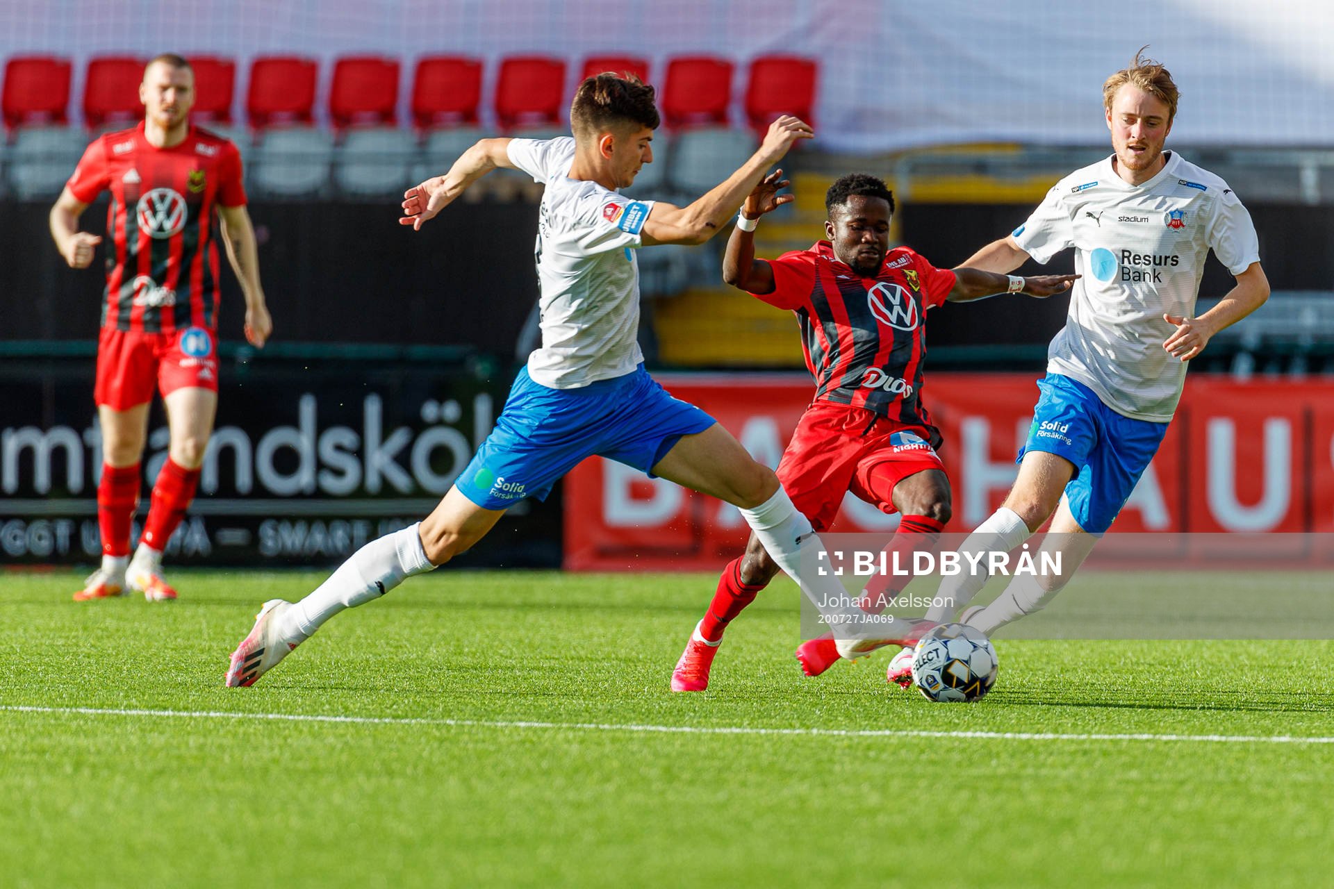 Östersunds Isak Ssewankambo i kamp med Helsingborgs Armin Gigovic och Rasmus Jönsson under fotbollsmatchen i Allsvenskan mellan Östersund och Helsingborg den 27 juli 2020 i Östersund.