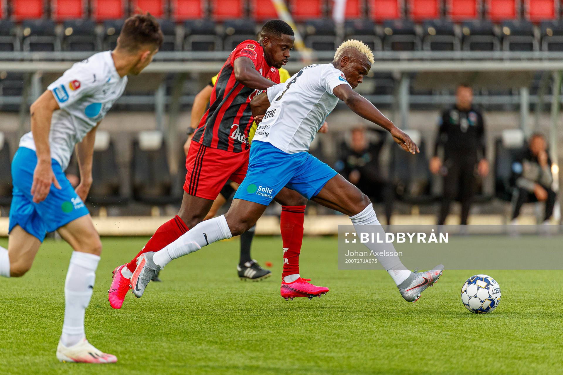 Östersunds Isak Ssewankambo i kamp med Helsingborgs Alhaji Gero under fotbollsmatchen i Allsvenskan mellan Östersund och Helsingborg den 27 juli 2020 i Östersund.