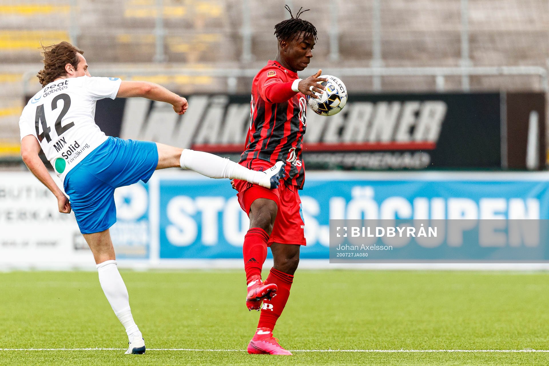Helsingborgs Mix Diskerud i kamp med Östersunds Jordan Attah Kadiri under fotbollsmatchen i Allsvenskan mellan Östersund och Helsingborg den 27 juli 2020 i Östersund.