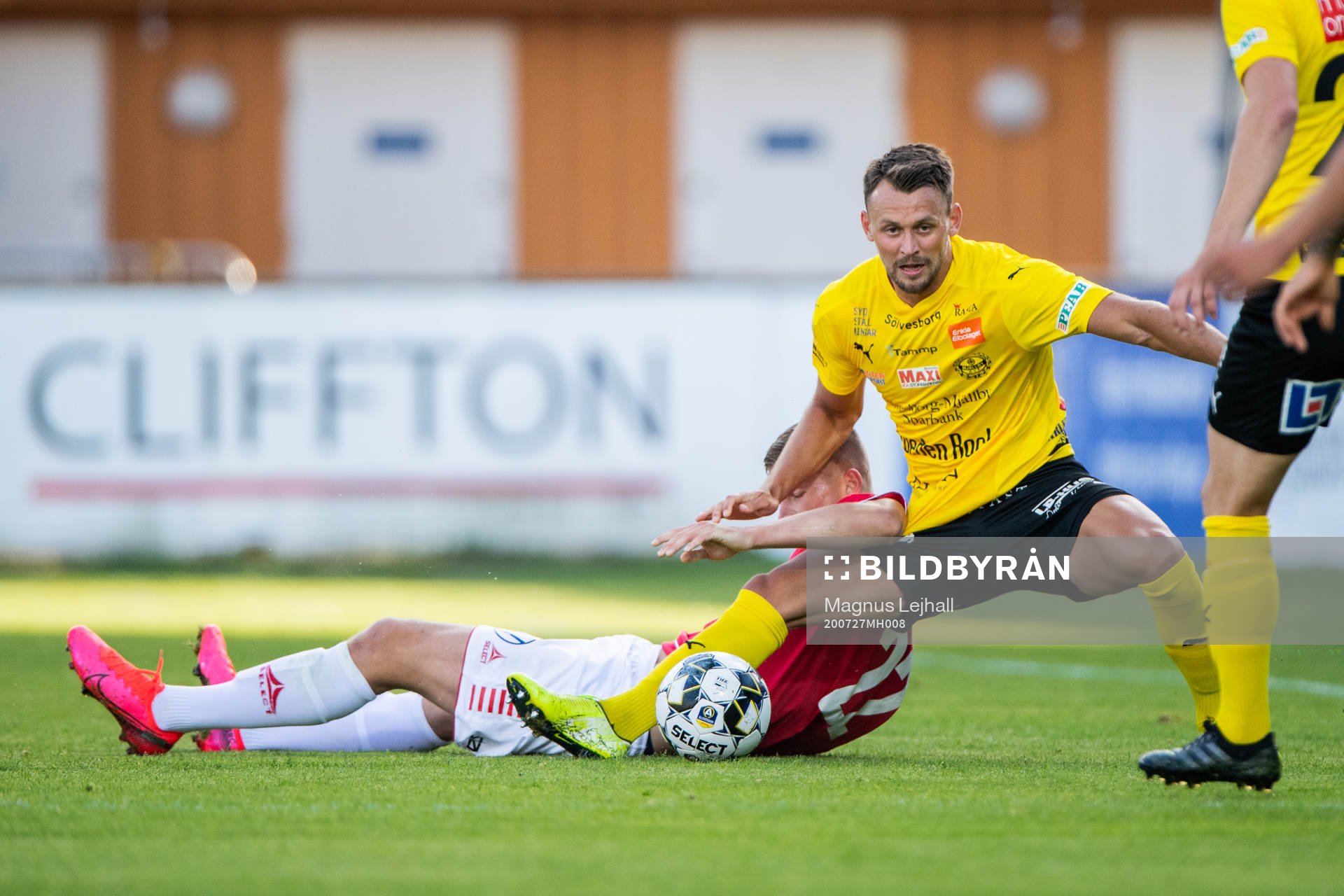 Kalmars Alexander Ahl Holmström och Mjällbys Max Watson