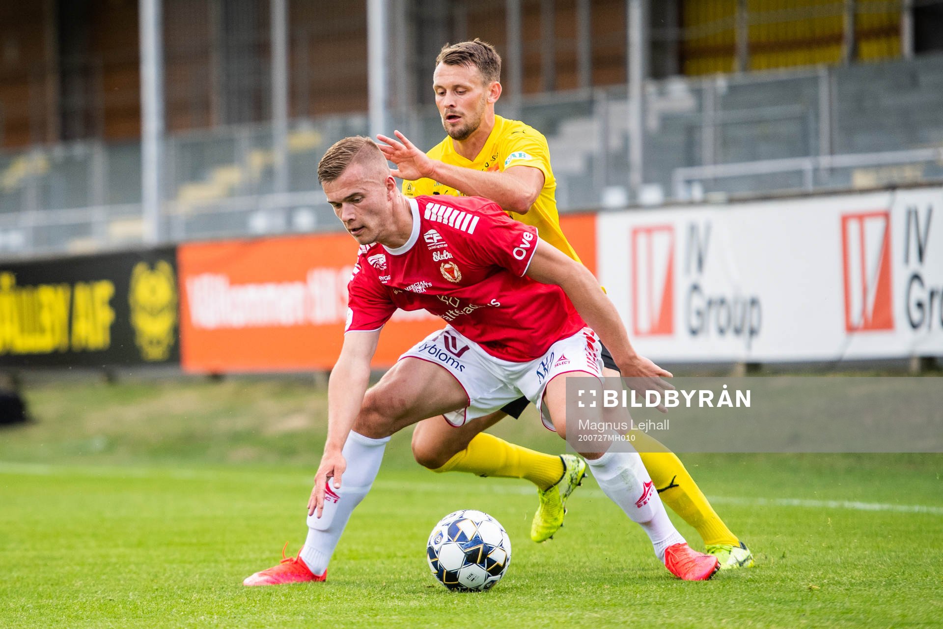 Kalmars Alexander Ahl Holmström och Mjällbys Max Watson