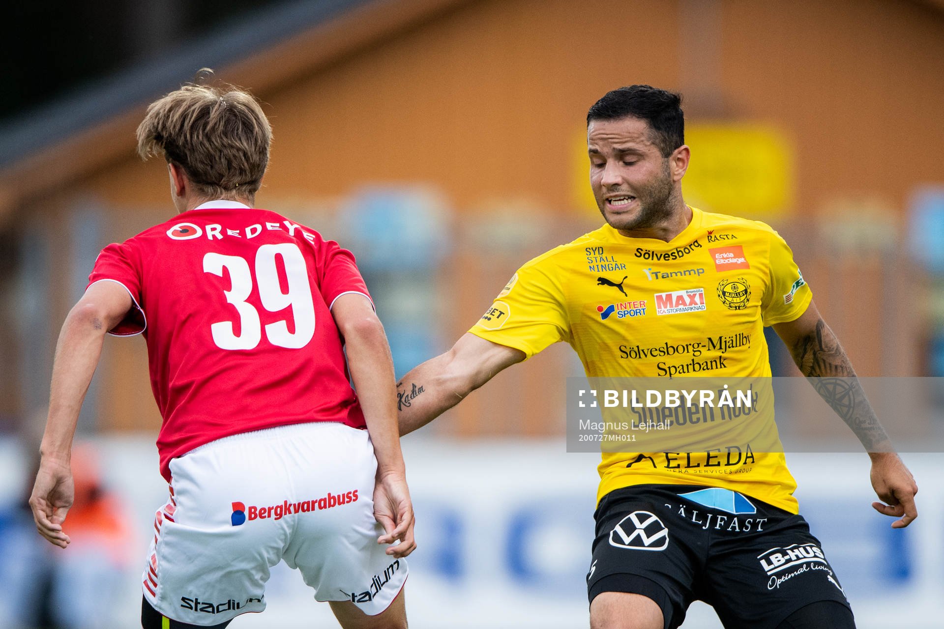 Kalmars Isak Magnusson och Mjällbys Mohanad Jeahze