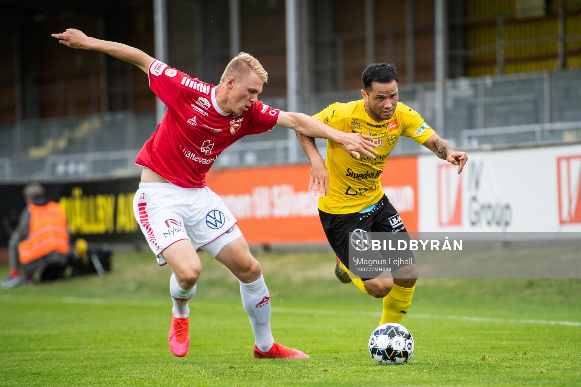 Kalmars Isak Magnusson och Mjällbys Mohanad Jeahze